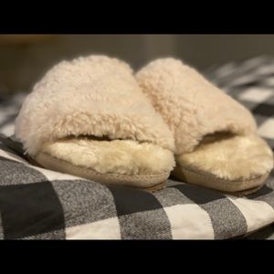 Cozy NWOT fluffy slippers